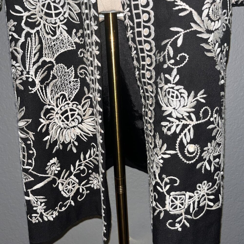 CHICO'S FULLY EMBOIDERED BLACK & WHITE KIMONO JACKET TOPPER - EUC - SIZE 0 = 4/6 - Picture 4 of 15
